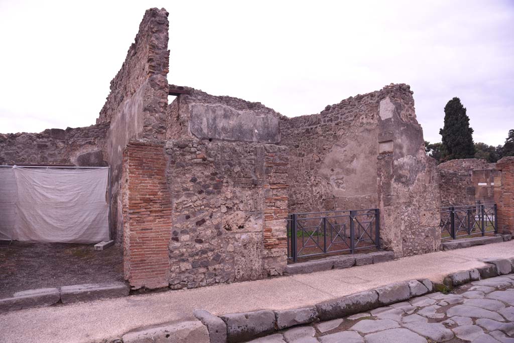 I.4.18, in centre, Pompeii. October 2019. Looking south-west towards entrance doorway. 
Foto Tobias Busen, ERC Grant 681269 DCOR.
