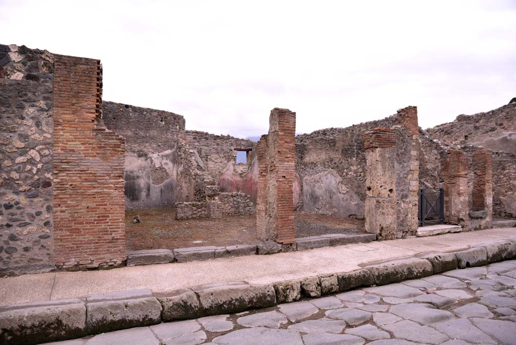 I.4.24, on left, and I.4.23, in centre, I.4.22, on right, with I.4.21/20, Pompeii. October 2019.
Looking south-west to entrance doorways.
Foto Tobias Busen, ERC Grant 681269 DCOR.
