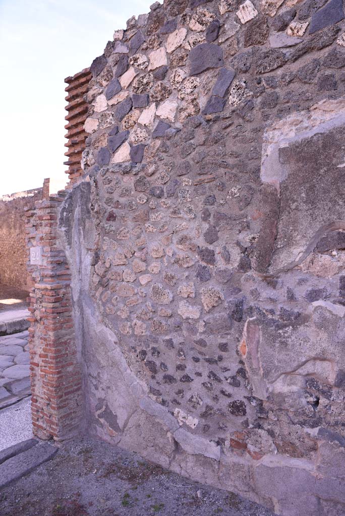 I.4.24 Pompeii. October 2019. East wall at north end.
Foto Tobias Busen, ERC Grant 681269 DCOR.
