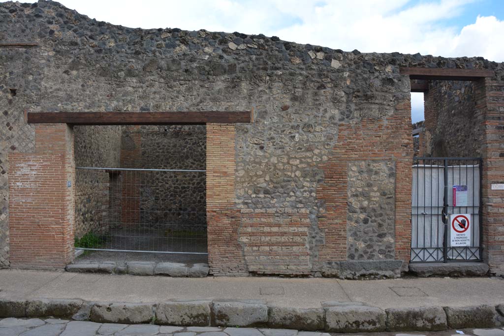 I.4.26 Pompeii. May 2019. Looking towards entrance doorway, on left, and front faade between I.4.25, on right.
Foto Tobias Busen, ERC Grant 681269 DCOR.
