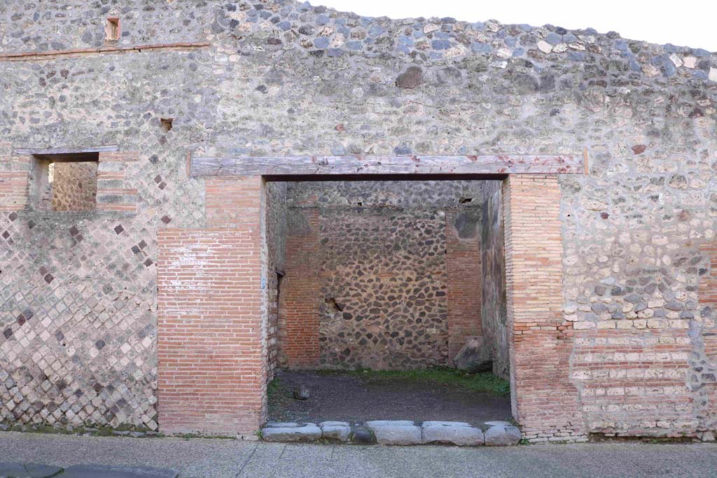 I.4.26 Pompeii. December 2018. Looking south to entrance doorway on Via dellAbbondanza. Photo courtesy of Aude Durand.