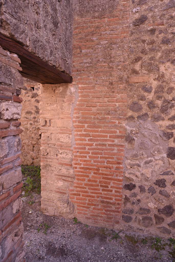 I.4.26 Pompeii. October 2019. East end of south wall, with doorway in east wall.
Foto Tobias Busen, ERC Grant 681269 DCOR.
