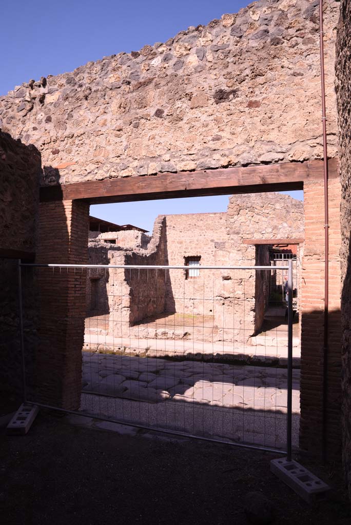 I.4.26 Pompeii. October 2019. Looking north from entrance doorway onto Via dellAbbondanza.
Foto Tobias Busen, ERC Grant 681269 DCOR.

