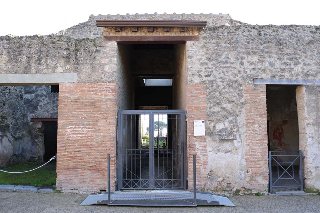 I.6.11, Pompeii, in centre. December 2018. Looking south to entrance doorway on Via dell’Abbondanza. Photo courtesy of Aude Durand.

