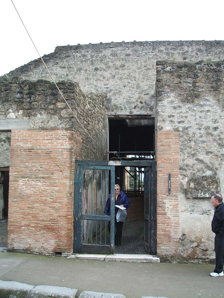 I.6.11 Pompeii. December 2004. Entrance.
According to Della Corte, there was a mutilated graffito found on the east (left) side of the entrance doorway.
This seemed to confirm to him that this was the House of the Calavi, it read:
Cuspium Pansam (Calavius) rog(at)      [CIL IV 7170]
See Della Corte, M., 1965.  Case ed Abitanti di Pompei. Napoli: Fausto Fiorentino. (p.285)
