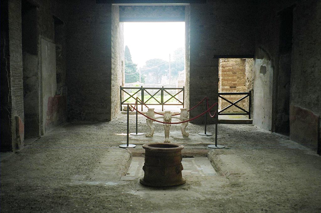 I.6.11 Pompeii. May 2010. Looking south across atrium with impluvium and puteal. Photo courtesy of Rick Bauer.