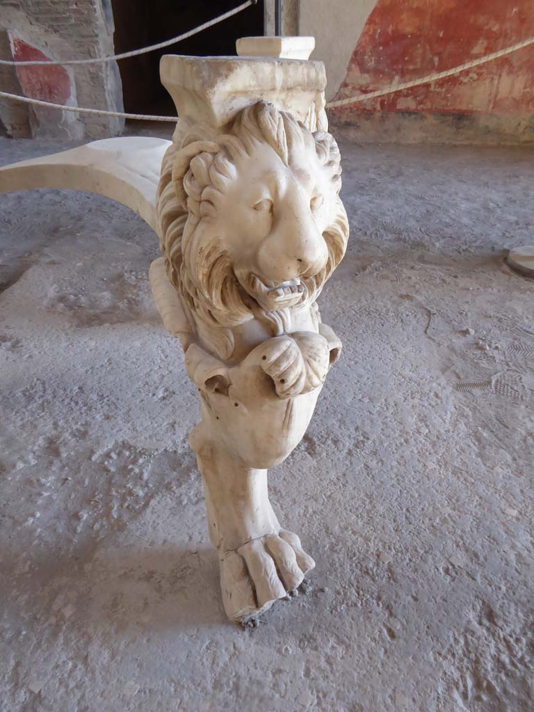 I.6.11 Pompeii. September 2015. Detail of lion’s face and leg/foot on second table leg.
Foto Annette Haug, ERC Grant 681269 DÉCOR.
