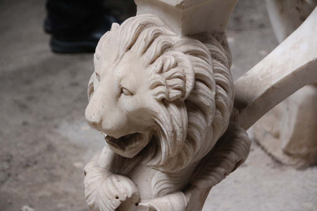 I.6.11 Pompeii. April 2014. Detail of lion’s head from tripod table legs, in atrium. Photo courtesy of Klaus Heese.