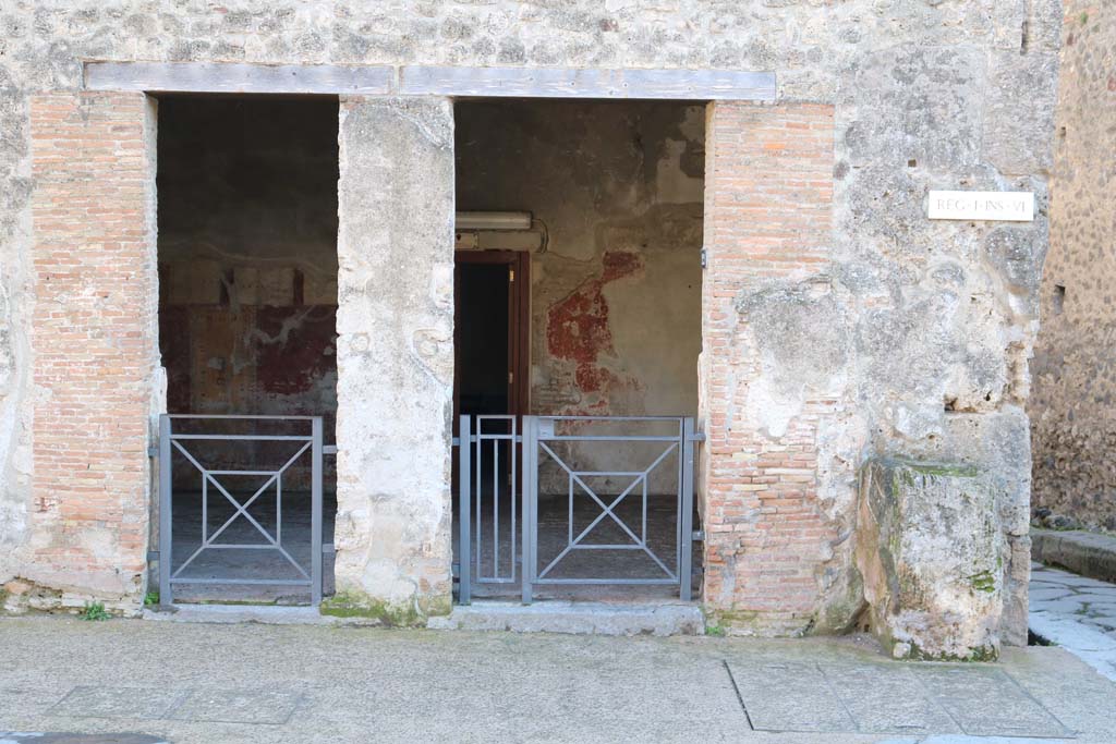 I.6.12 Pompeii. December 2018. One entrance, divided into two by a pillar. Photo courtesy of Aude Durand.