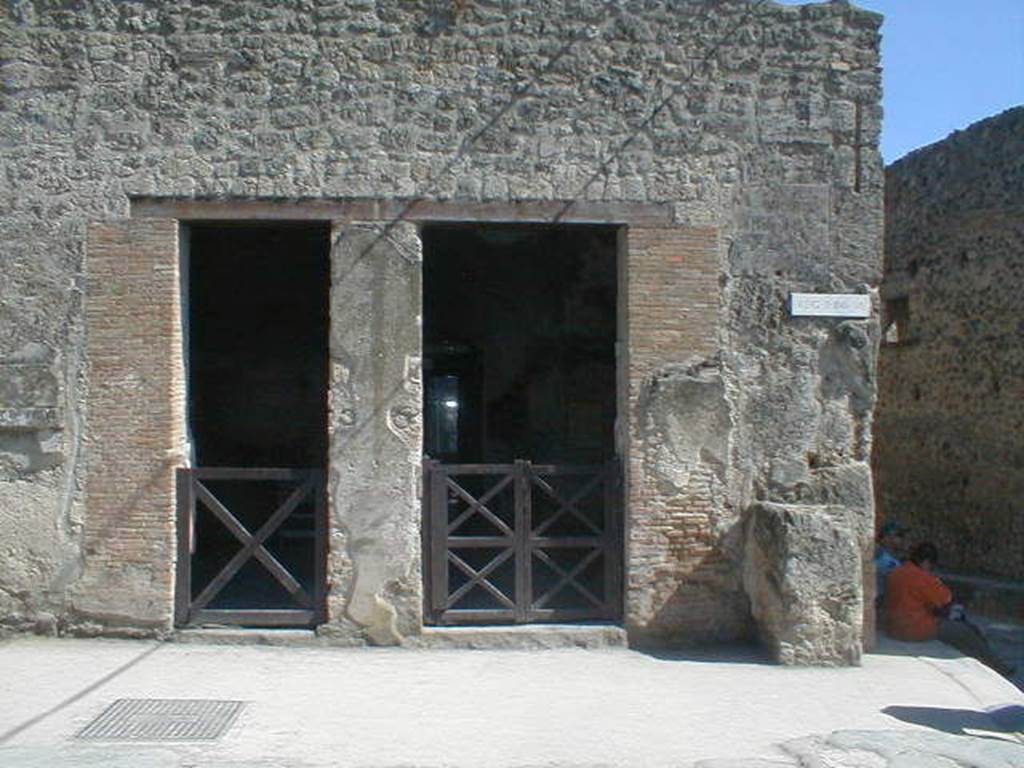 I.6.12 Pompeii. May 2005. The ancient wide entrance has been divided by a modern pillar. According to Della Corte, two electoral recommendations were found painted to the side of the entrance doorway:
            Iunianu(s rogat)    [CIL IV 7181]                  (Iunian)us infelix (rogat)    [CIL IV 7182]
See Della Corte, M., 1965.  Case ed Abitanti di Pompei. Napoli: Fausto Fiorentino. (p.283)
According to Epigraphik-Datenbank Clauss/Slaby (See www.manfredclauss.de), these read as:

C(aium)  Cuspium  P[ansam]
aed(ilem)  Iunianus  (rogat)      [CIL IV 7181]

[L(ucium)  Popi]dium  Secu[nd]um
[aed(ilem)]  d(ignum)  r(ei)  p(ublicae)  [Iunian]us     [CIL IV 7182]
