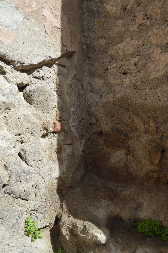 I.6.15 Pompeii. March 2018. 
East end of entrance doorway, detail from above bench in south-east corner.
Foto Taylor Lauritsen, ERC Grant 681269 DCOR.
