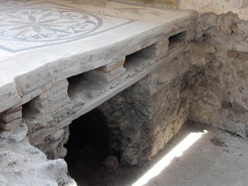 I.6.16 Pompeii. May 2017. Looking under the floor of the caldarium of the baths’ area.
Photo courtesy of Buzz Ferebee.
