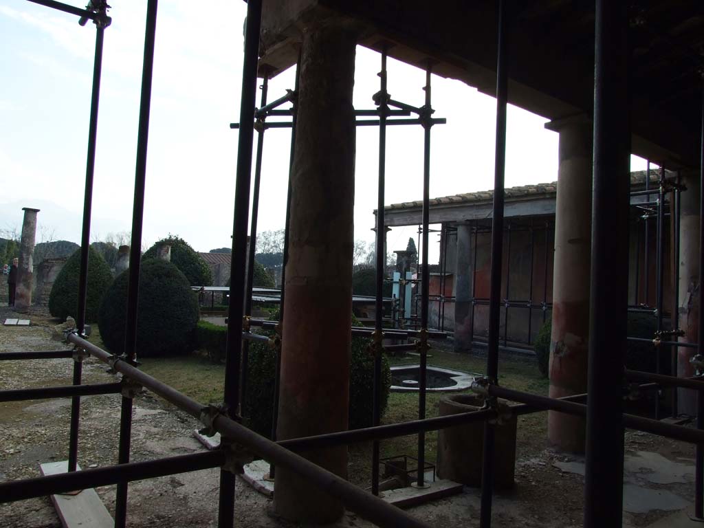 I.7.1 Pompeii. December 2006. Looking south-west across peristyle from north portico.