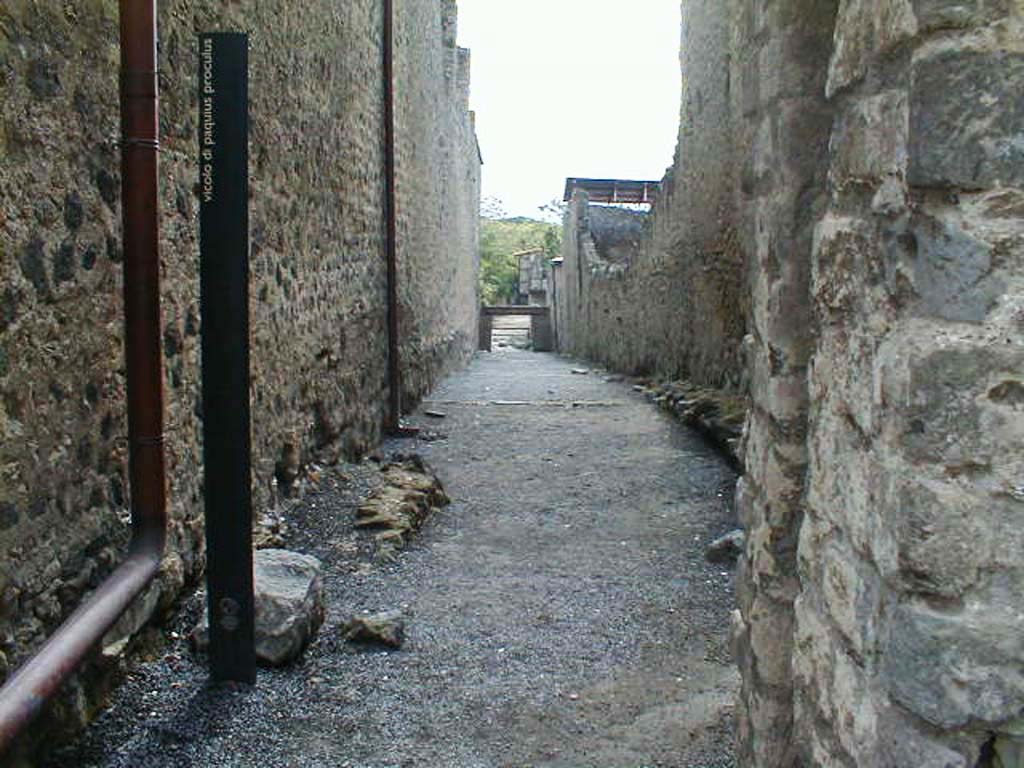 I.7.1 Pompeii, on left. September 2004.       Vicolo di Paquius Proculus looking south.                       I.6, on right
