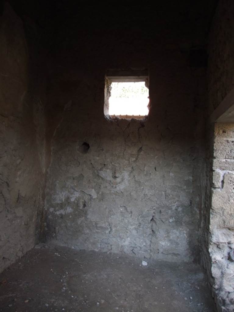 .7.4 Pompeii. Taberna or Officina vasaria of Corinthus, servus of P Cornelius?  Small room in north west corner.  North wall and window on to Via dell Abbondanza.