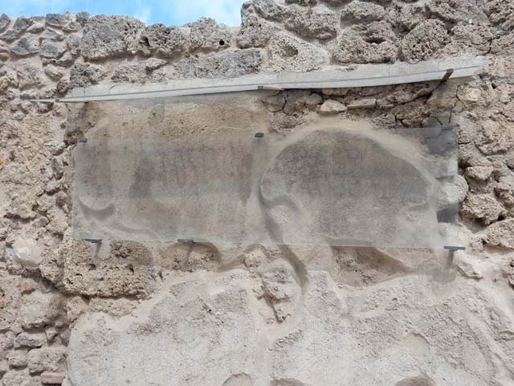 I.7.14 Pompeii. May 2017. Remains of painted inscription (CIL IV 7238) on left (west) side of entrance doorway. Photo courtesy of Buzz Ferebee.
