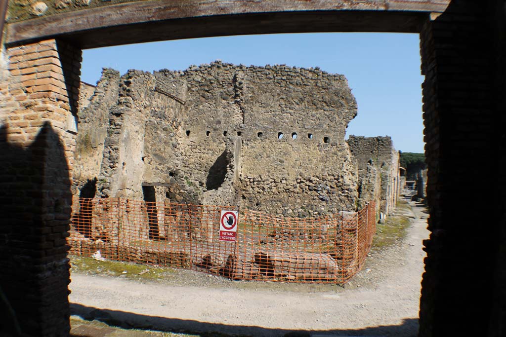 I.7.15 Pompeii. March 2014. 
Looking east through doorway of I.10.17, across Vicolo di Paquius Proculus towards area of I.7.15 on corner of Via di Castricio, on right. 
Foto Annette Haug, ERC Grant 681269 DCOR.

