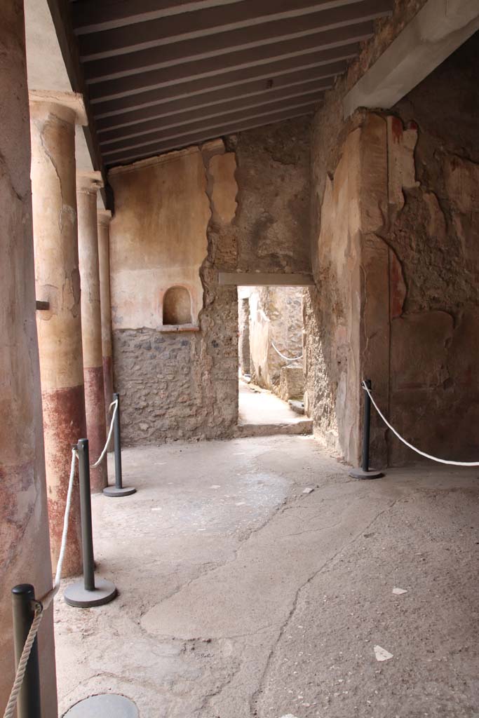 I.7.19 Pompeii. September 2021. 
Looking west from north portico towards corridor. Photo courtesy of Klaus Heese.
