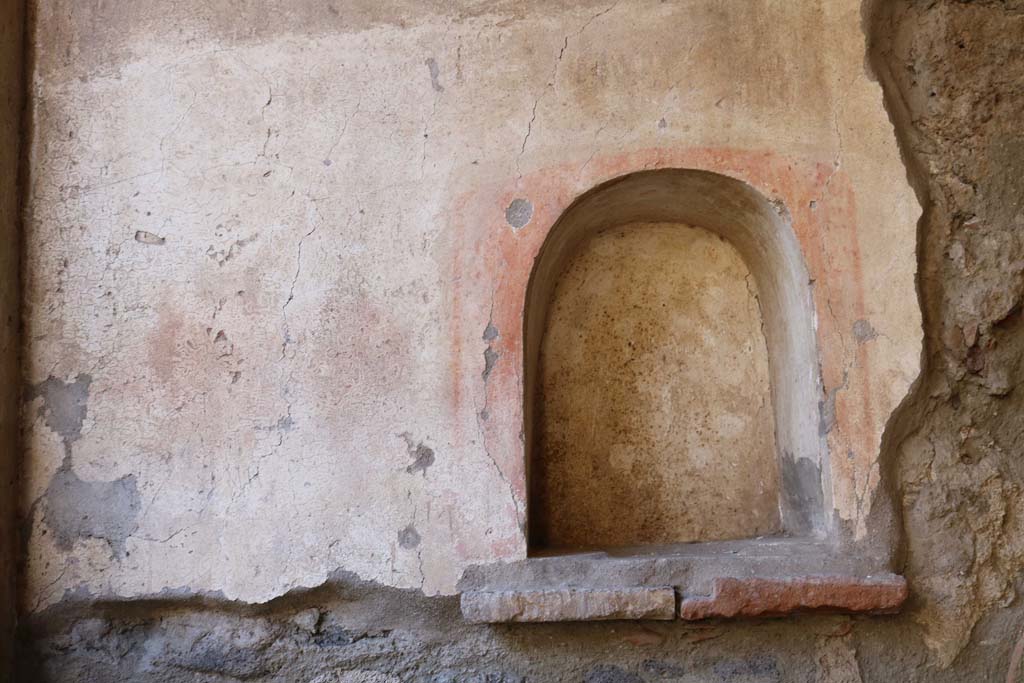 I.7.19 Pompeii. December 2018. Looking towards niche in west wall of north portico. Photo courtesy of Aude Durand.