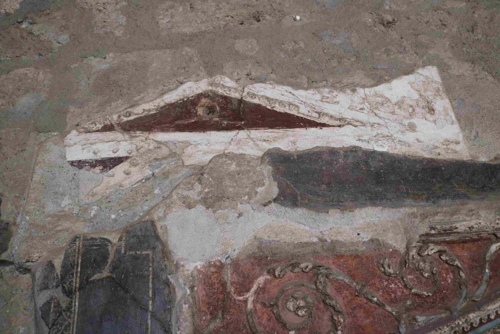 I.8.8 Pompeii. December 2018. South wall above lararium, detail of remaining wall decoration. Photo courtesy of Aude Durand.