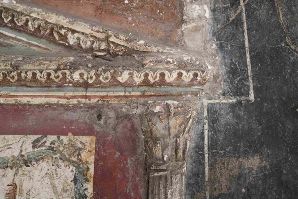 I.8.8 Pompeii. December 2018. Detail of stucco decoration on south wall, with west side of pediment above lararium. Photo courtesy of Aude Durand.