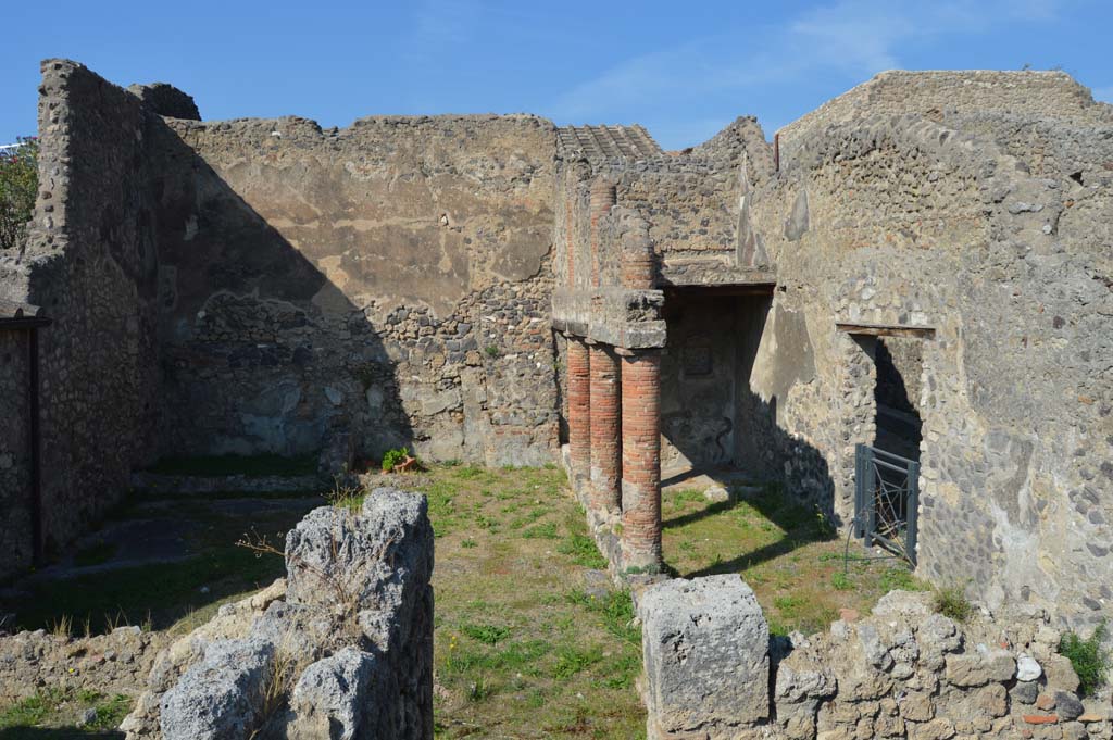I.8.10 Pompeii. October 2017. Looking towards north wall of peristyle area 1, with entrance doorway, on right.
Foto Taylor Lauritsen, ERC Grant 681269 DÉCOR.

