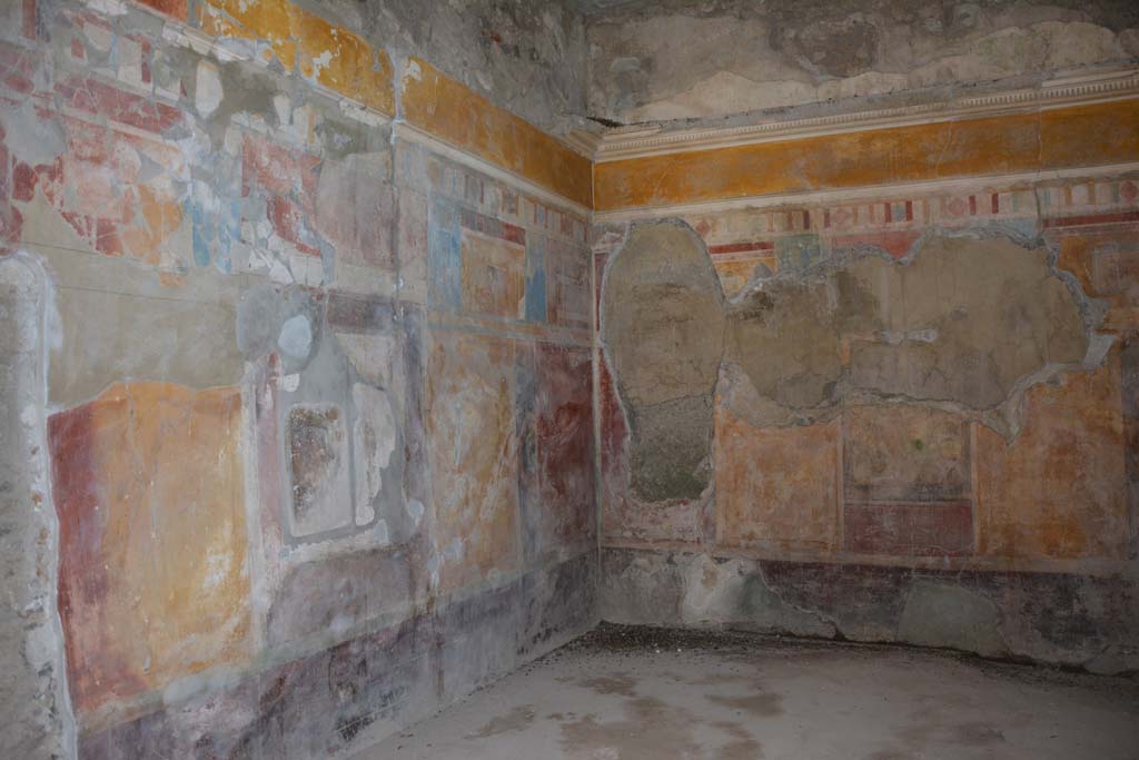 I.8.17 Pompeii. October 2019. Room 9, looking towards north wall, north-east corner and east wall of tablinum.
Foto Annette Haug, ERC Grant 681269 DCOR.
