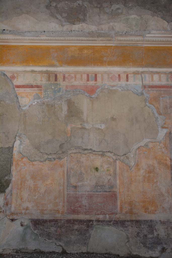 I.8.17 Pompeii. March 2019. Room 9, central panel on east wall of tablinum.
Foto Annette Haug, ERC Grant 681269 DCOR.
In the red predella beneath the central painting, two birds eating fruit can be seen.


