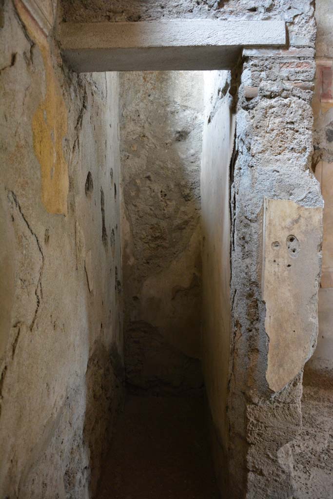 I.8.17 Pompeii. March 2019. Room 15, doorway to closet.
Foto Annette Haug, ERC Grant 681269 DCOR.
