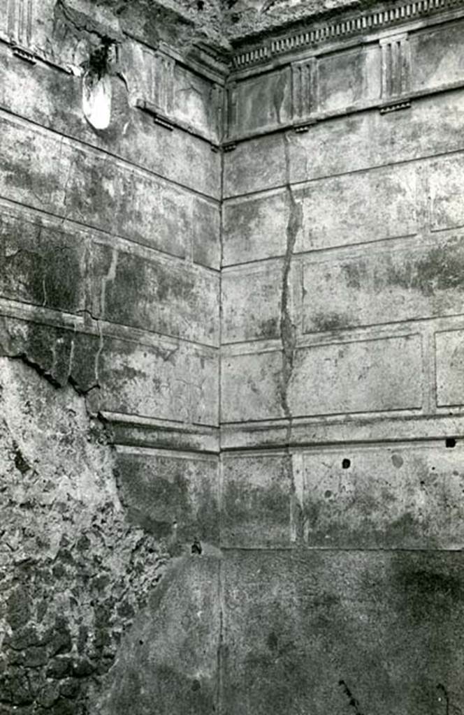 I.8.18 Pompeii. 1972. Domus of Balbus, atrium, SE corners.  Photo courtesy of Anne Laidlaw.
American Academy in Rome, Photographic Archive. Laidlaw collection _P_72_24_7.
