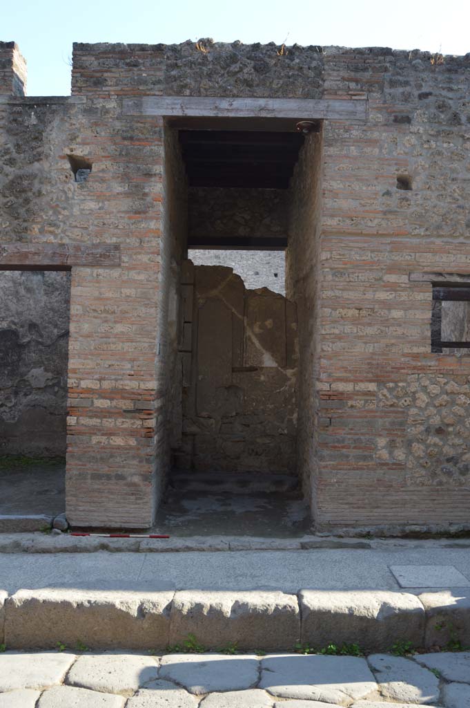 I.9.1 Pompeii. October 2017. 
Looking towards entrance doorway on south side of Via dell’Abbondanza.
Foto Taylor Lauritsen, ERC Grant 681269 DÉCOR.
