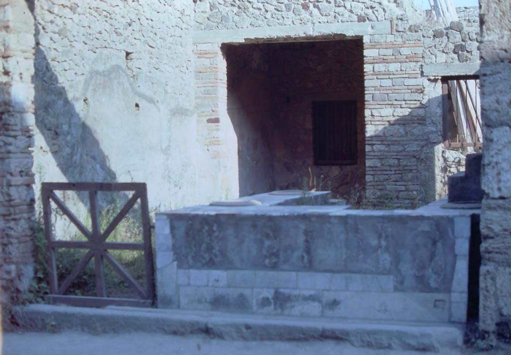 I.9.4 Pompeii, 1971. Looking towards entrance doorway on south side of Via dell’Abbondanza.
Photo courtesy of Rick Bauer, from Dr George Fay’s slides collection.
