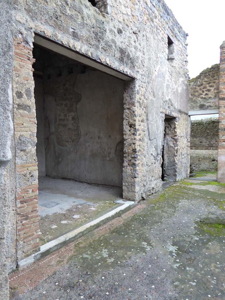 I.9.5 Pompeii. January 2017. 
Looking south along east portico, with doorways to room 13, 14 and 15.
Foto Annette Haug, ERC Grant 681269 DÉCOR.
