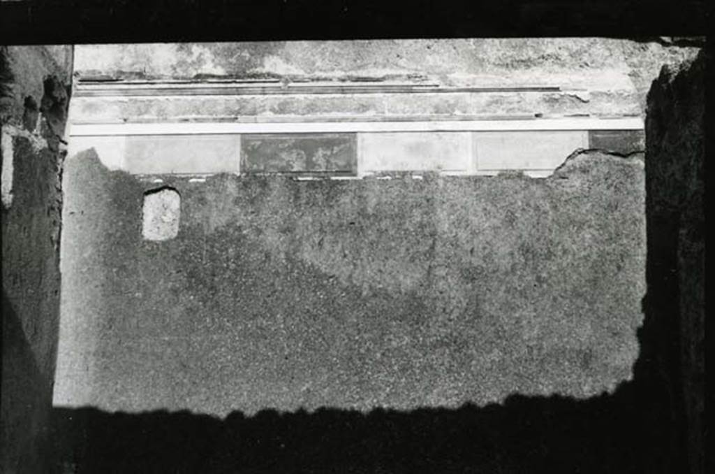I.9.5 Pompeii. 1975. Domus of Euplia, first room left peristyle, S of back garden, back E wall.  Photo courtesy of Anne Laidlaw.
American Academy in Rome, Photographic Archive. Laidlaw collection_P_75_5_17.
