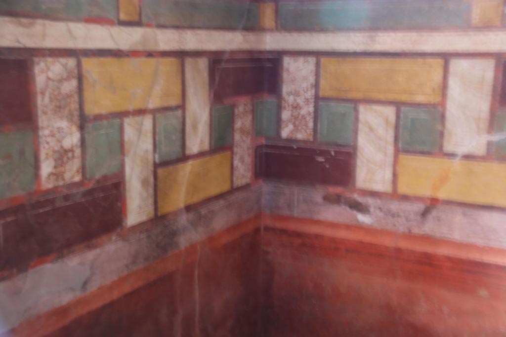 I.9.14 Pompeii. October 2022. Room 13, detail from south-east corner. Photo courtesy of Klaus Heese.