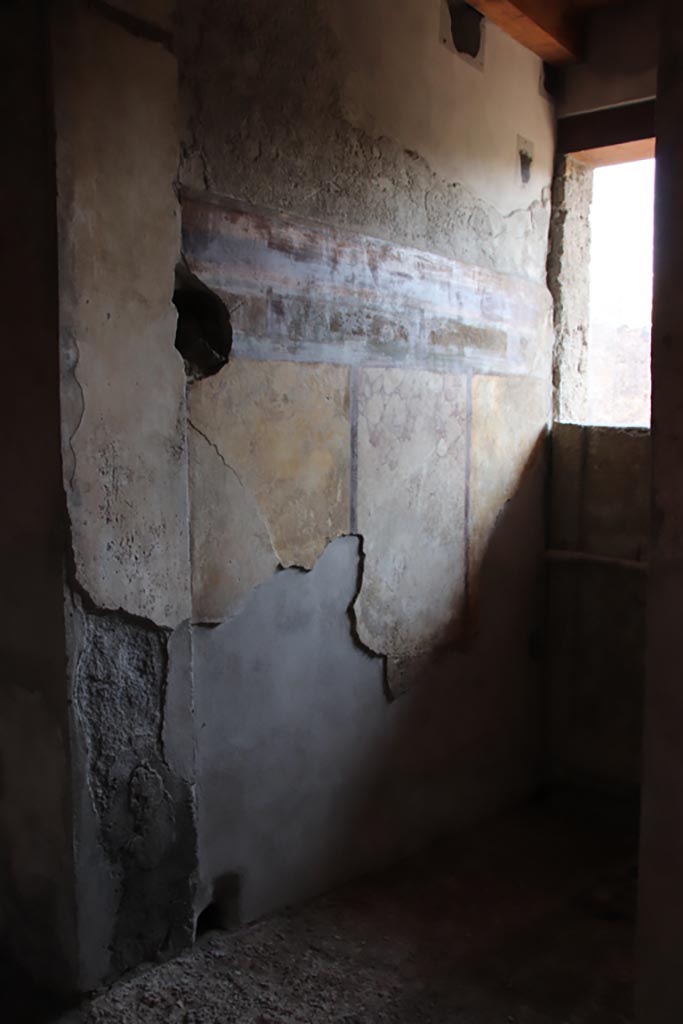 I.9.14 Pompeii. October 2022. 
Room 14, east wall of entrance corridor/fauces. Photo courtesy of Klaus Heese.
