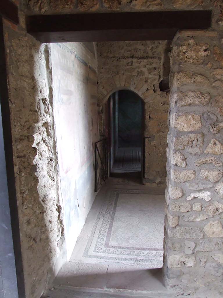 I.10.4 Pompeii. December 2006. 
Doorway to room 47 from room 46. Entrance to tepidarium with arched calidarium entrance beyond.
