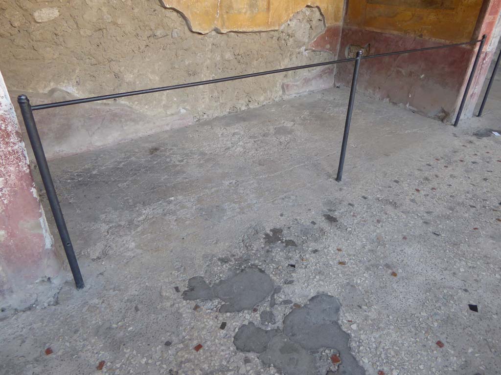 I.10.4 Pompeii. September 2017.  Alcove 23, detail of flooring, looking south from south portico. 
Foto Annette Haug, ERC Grant 681269 DCOR.
