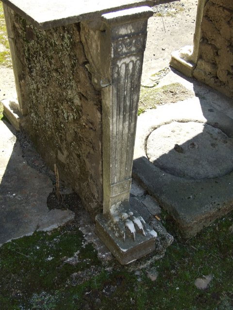 I.10.7 Pompeii. March 2009. Room 2.  Cubiculum. Remains of painting of flying beast.