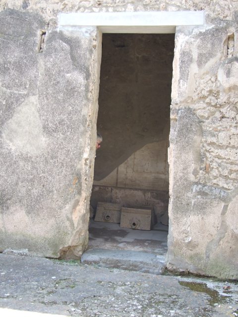 I.10.7 Pompeii. March 2009. Room 4.  Atrium.  Impluvium and Table. Looking south.