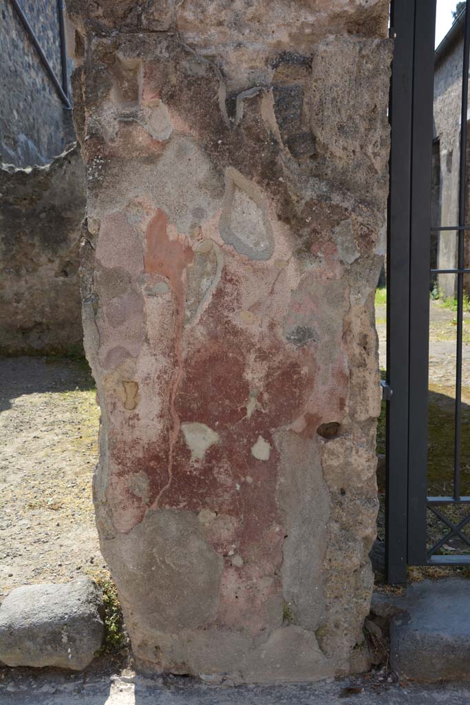 I.10.7 Pompeii. April 2017. Painted plaster to the left (east) of the entrance.
Photo courtesy Adrian Hielscher.
