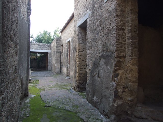 I.10.7 Pompeii.  December 2007.  Room 1.    Latrine on right.