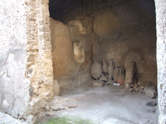 I.10.7 Pompeii. March 2009.  Room 1. Latrine.