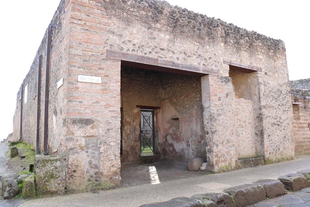 I.11.7 Pompeii, in centre. Remains of street altar in Vicolo della Nave Europa, on left. Blocked doorway to I.11.6, on right. December 2018.
Looking south on Via dellAbbondanza. Photo courtesy of Aude Durand.
