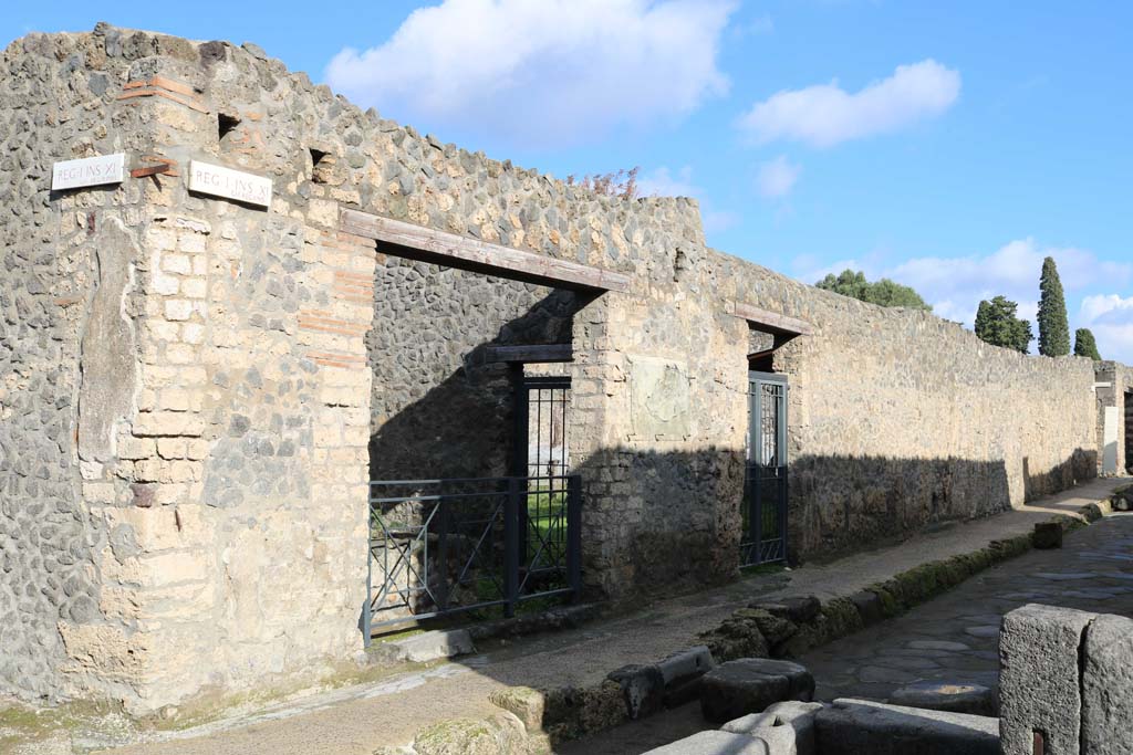 I.11.10 Pompeii, in centre, and I.11.11, on left. December 2018. 
Looking north-east along Via di Castricio. Photo courtesy of Aude Durand.
