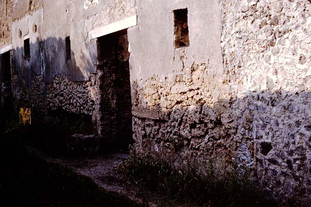 I.11.12 Pompeii. September 2005.  Looking east across atrium to garden.