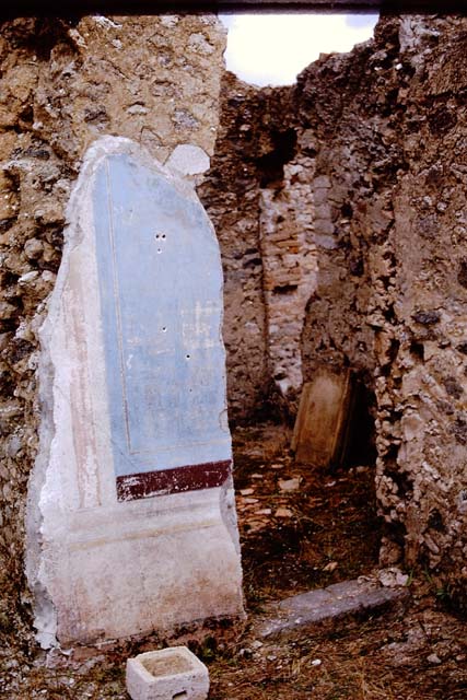 I.11.12 Pompeii.  March 2009.  White marble Venus statuette.  Rear view of drapery, still with colour. Found 1958 in the Aedicula Niche on the south wall of the garden.  SAP Inventory number: 12164.