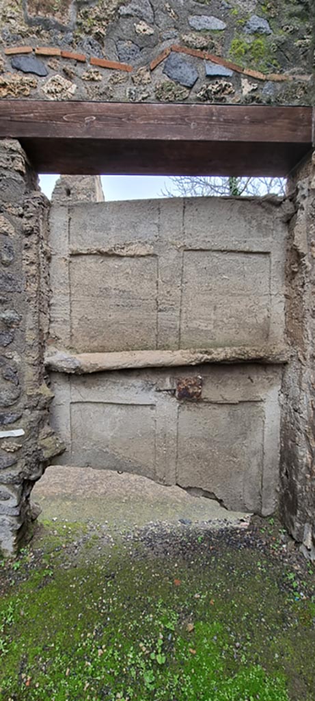 I.11.15 Pompeii. January 2023. 
Plaster-cast of doors and locking beam from inside entrance at I.11.9.
Photo courtesy of Miriam Colomer.
