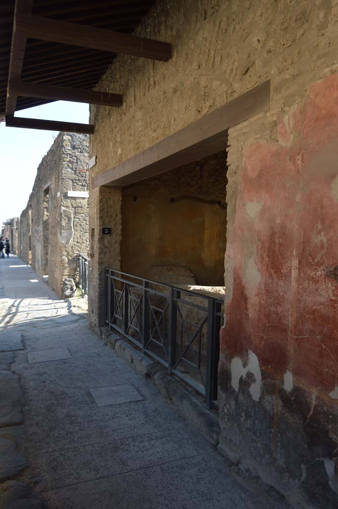 I.12.5 Pompeii. October 2017. 
Looking east across entrance doorway on Via dell’Abbondanza.
Foto Taylor Lauritsen, ERC Grant 681269 DÉCOR.
