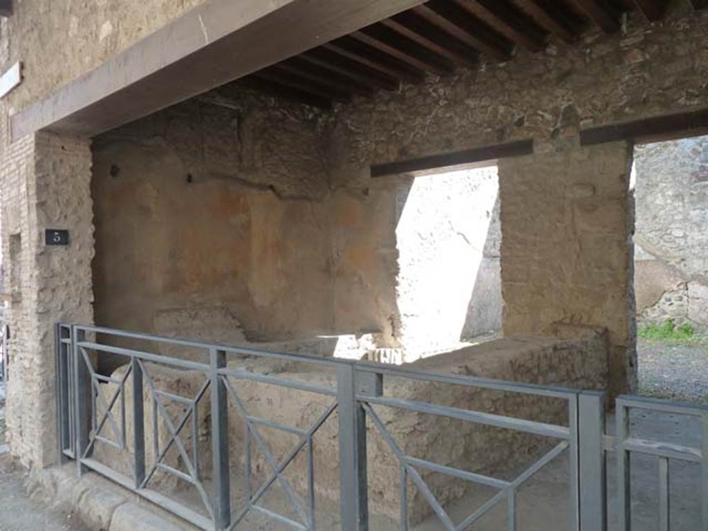 I.12.5 Pompeii. September 2015.  Entrance doorway.